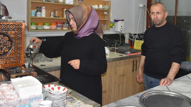 Eşiyle birlikte başladı, tek kaldı ama yine pes etmedi! 15 yıldır ekmeğini çay ocağından kazanıyorlar