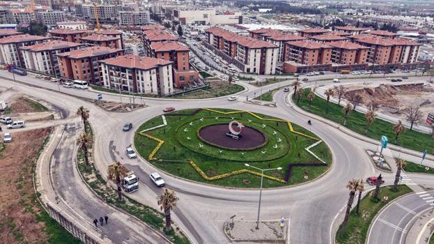 Kahramanmaraş'ta kavşaklarda açan çiçekler görsel şölen oluşturdu