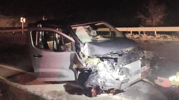 Çorum’da hafif ticari araç kamyona çarptı kazada 3 kişi yaraladı