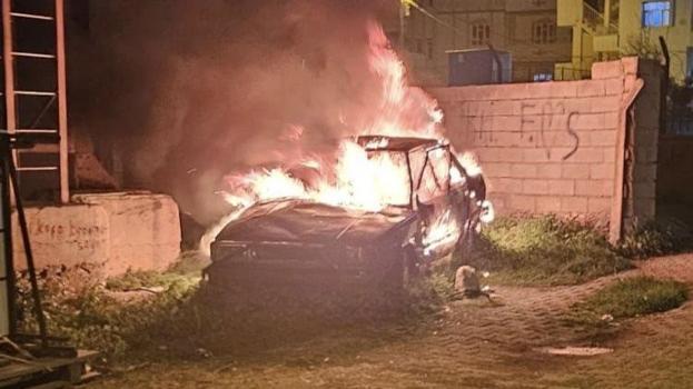 Nusaybin'de park halindeki otomobil yanarak kullanılmaz hale geldi