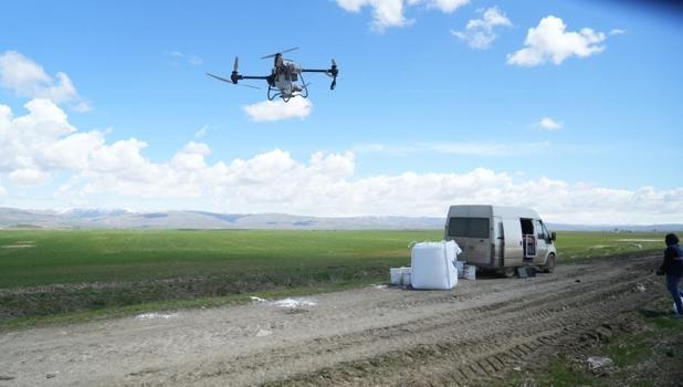 Muş'ta tarlalara teknolojik çözüm: Dron ile yapıldı