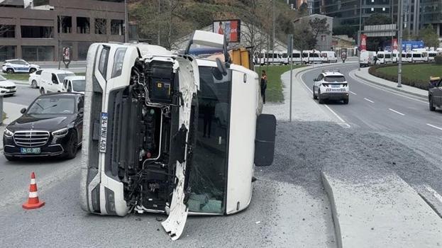 Sarıyer’de hafriyat kamyonu devrildi! Trafik kilitlendi