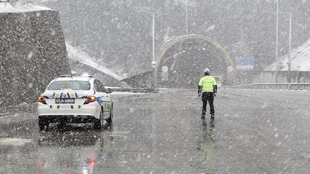 Nisan ayında kar yağışı! Her yer bembeyaz oldu