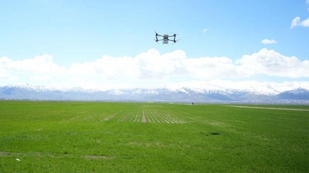 Muş’ta üreticiler modern tarım teknikleriyle 42 bin dönümlük tarım arazisini dron ile gübreledi