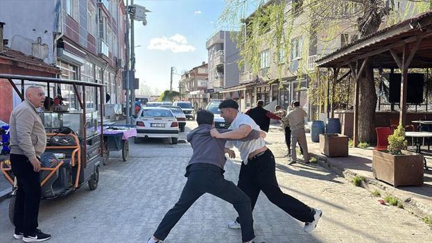 Edirne’de kavga ihbarına giden polisler Türk bayrağı ve çiçeklerle karşılandı