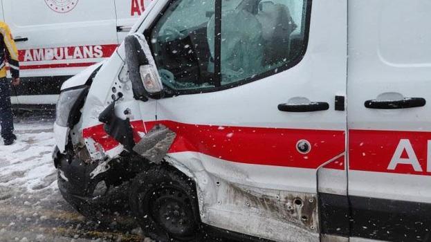 Gümüşhane’de ambulans ile otomobil çarpıştı 3 kişi yaralandı
