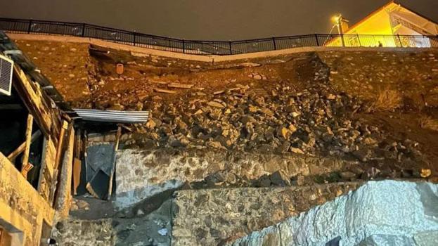 İspir’de heyelan meydana geldi 2 konut boşaltıldı