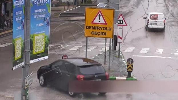 Amasya’da kontrolden çıkan otomobil durakta bekleyenleri teğet geçti: O anlar kamerada