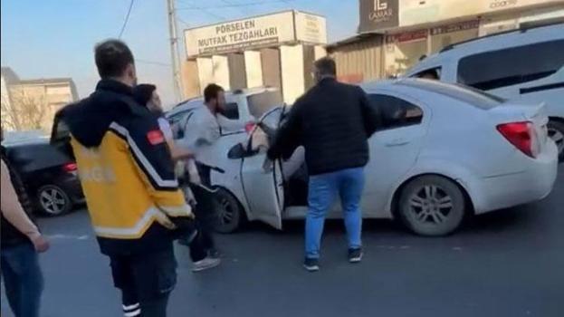 Kaza yapan iki sürücü arasında levyeli kavga çıktı, o anlar cep telefonuna böyle yansıdı