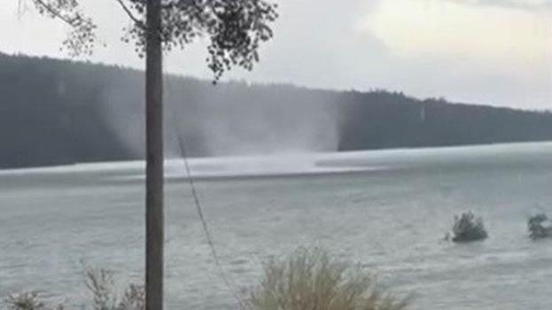 Osmaniye Sumbas’ta baraj üzerinde oluşan hortum kameraya yansıdı