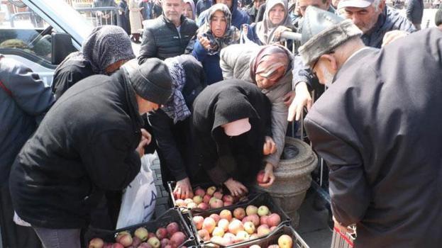 'Elmacı Dede' Muhammet Yılmaz şehit polislerin hayrına elma dağıttı
