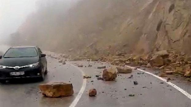 Tokat’ta yağış sonrası kaya parçaları köy yoluna yuvarlandı