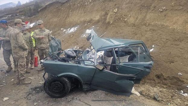 Öğretmenleri taşıyan servis minibüsü ile otomobil çarpıştı kazada 1 kişi öldü, 9 kişi yaralandı