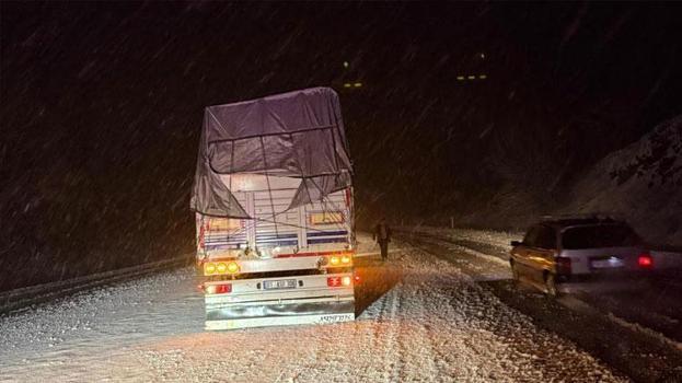 Çorum Alaca'da kar yağışı etkili oluyor