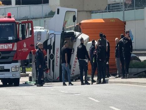 Beylikdüzü'nde TIR dorsesi ile devrildi: Şoför yaralandı