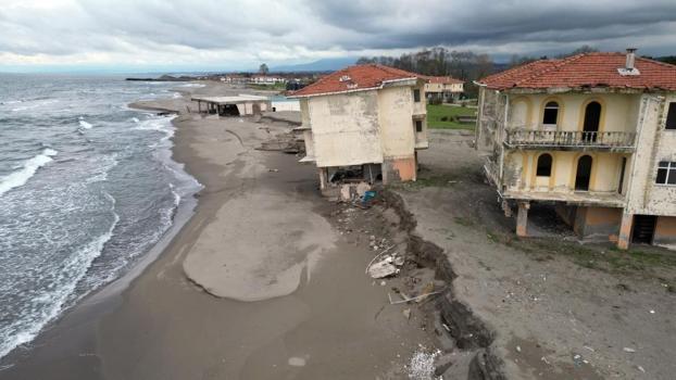 Sakarya'da deniz kenarında dehşet! 100 metre kadar içeri girdi