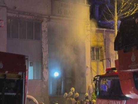 Kağıthane'de alevler korkuttu: İş hanı kullanılamaz hale geldi