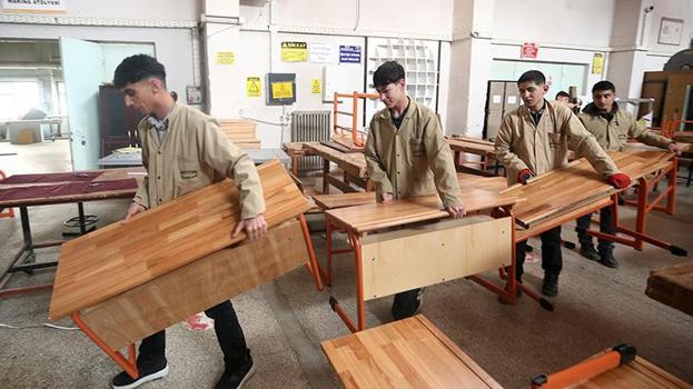 Muş'taki bu lise fabrika gibi çalışıyor! Öğrenciler hem para, hem de meslek kazanıyor