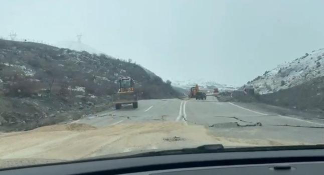 Hakkari-Van yolunda çökme! Ulaşım kontrollü sağlanıyor