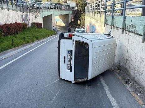 Beyoğlu'nda kaldırıma çarptı: Cadde ortasında yan yattı!