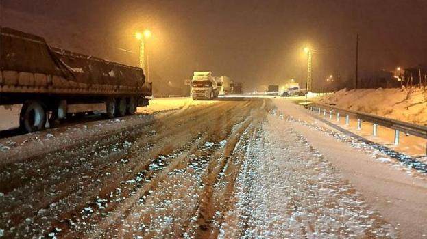 Kop Dağı Geçidi yoğun kar, tipi ve buzlanma nedeniyle ulaşıma kapandı
