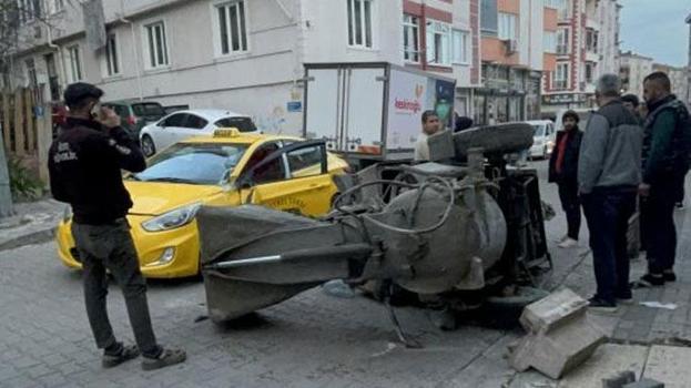 Çorlu'da harç karma makinesi, ticari taksinin üzerine devrildi