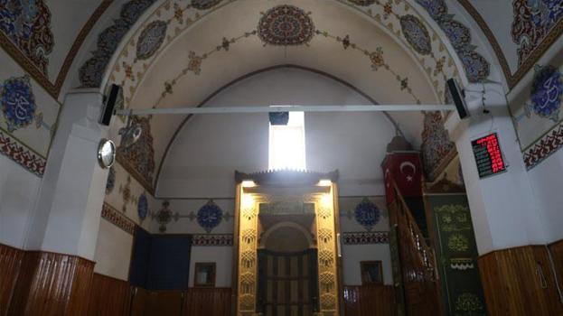 Kırşehir'de 5 asırlık miras alarm veriyor: Ahi Evran Cami'nin sıva ve boyaları dökülüyor