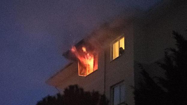 Yangında apartmanın 4'üncü katında mahsur kalan kişi, merdivenli araçla kurtarıldı
