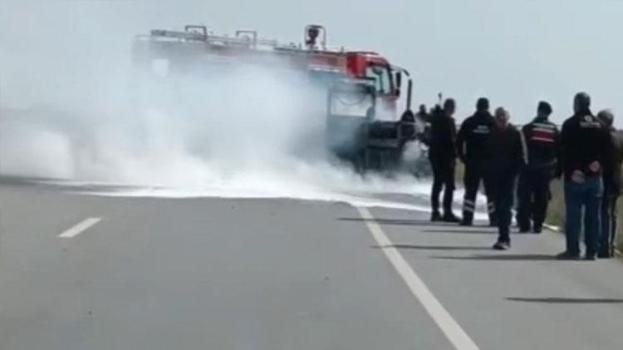 Edirne'de seyir halindeki iş makinesi alevlere teslim oldu