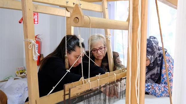 Antakyalı kadınlar tezgah başına geçti! İpek lifler 'altın'a dönüşüyor