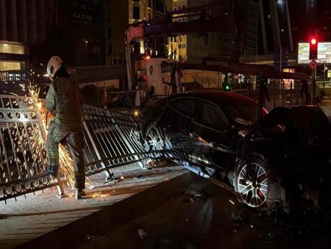 Şişli'de korkunç kaza: Demir korkuluklara çarptı!