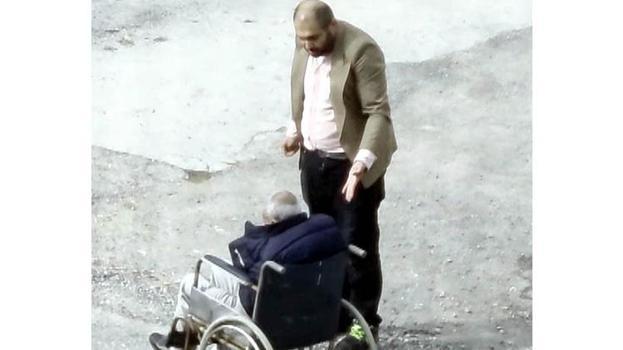 Tekerlekli sandalyedeki babasını azarladı! Mahalledeki gençler tarafından dövüldü