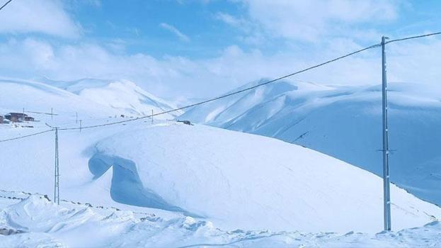 Yoğun kar yağışı, fırtına ve tipi Ağrı’da Nisan ayında yolları kapattı