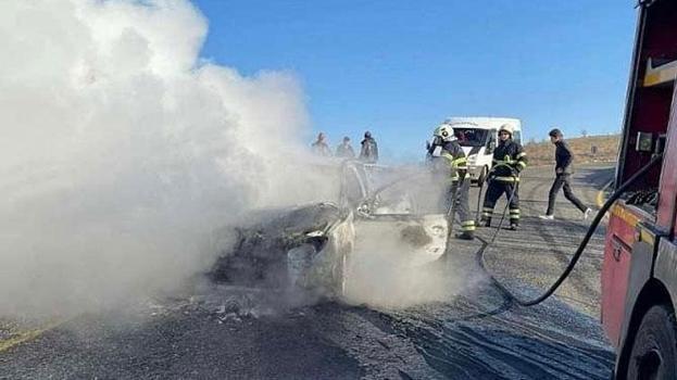 Seyir halindeki otomobil alev aldı 4 kişilik aile son anda kurtuldu