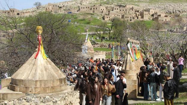 Ezidiler geleneksel 'Çarşema Sor Bayramı'nı festival havasında kutladı