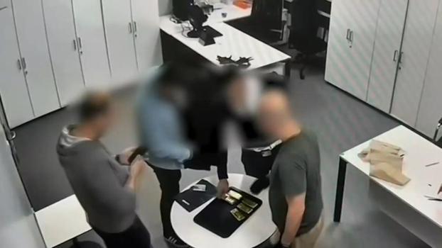 Interpol tarafından 'Kırmızı Bülten' ile aranan altın kaçakçısı Eyüpsultan'da yakalandı!