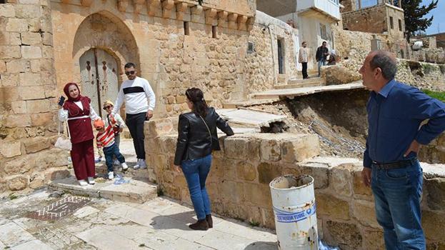Mardin'de mahalle sakinleri büyük gürültüyle uyandı! Artuklu'da duvarlar çöktü, yollar yarıldı: Tarihi mahallede dev onarım başladı