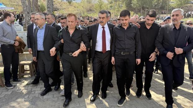 Eğitim şehidi Ayla öğretmen gözyaşları arasında toprağa verildi: 'Buraya ev yaptıracaktık, mezarı geldi!