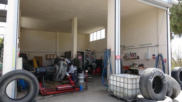 Kamyon lastiği şişirilirken bomba gibi patladı: O anlar kamerada
