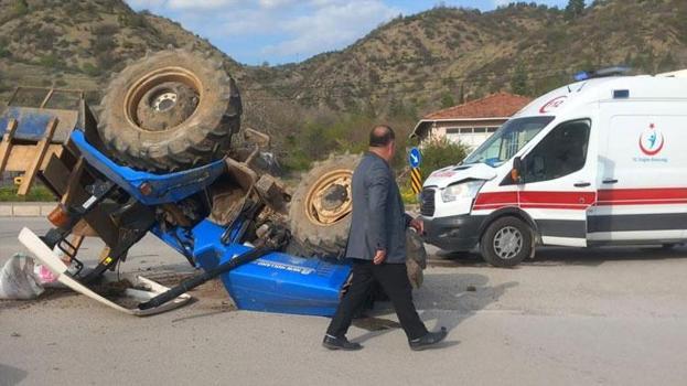 İskilip'te traktör ile ambulans çarpıştı 1 kişi yaralandı.