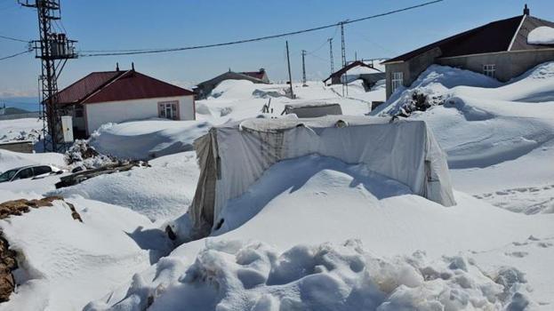 Bitlis'te evler adeta kara gömüldü! Nisan ortasında 3 metreyi buldu