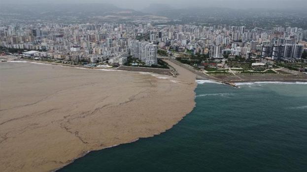 Meteoroloji uyardı Mersin'in yaylalarındaki sel dereleri coşturdu, Akdeniz'i kahverengiye bürüdü