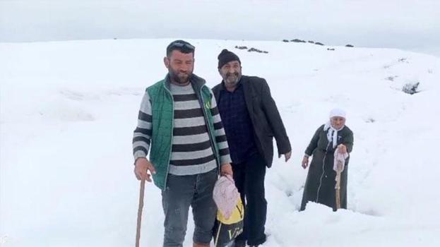 Nisan ayında yağan kar Ağrı’da köy yollarını kapattı