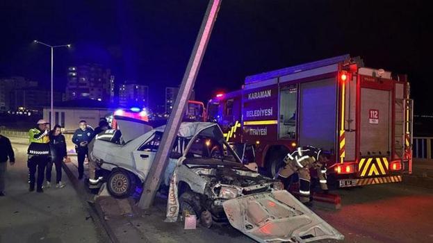 Karaman’da otomobil aydınlatma direğine çarptı kazasda 1’i ağır, 2 kişi yaralandı