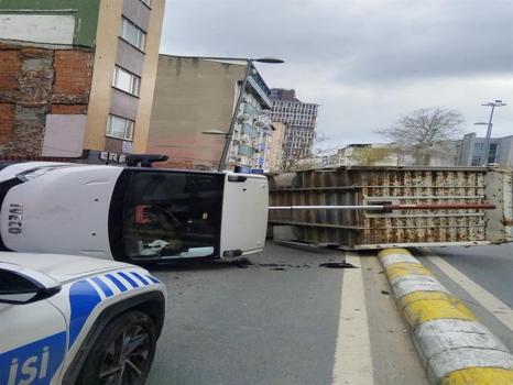 Kağıthane'de damperi kalkınca yan yattı! Cadde trafiğe kapatıldı