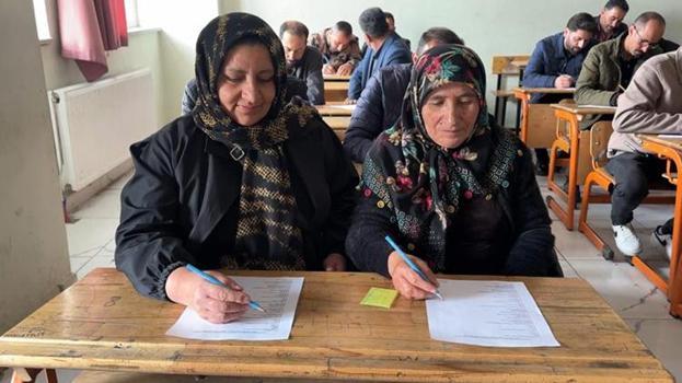 Yüksekovalı çiftçiler sınavda ter döktü! Meralardan sınıflara indiler