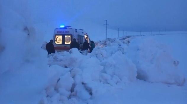 Nisan karı yolu kapattı! Hasta kurtarmaya giden ambulansa ekipler yetişti