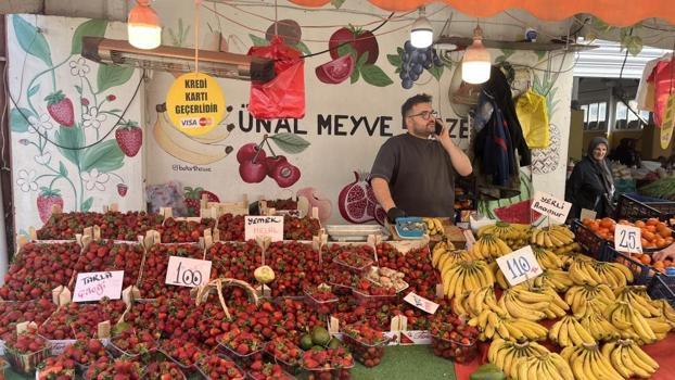 Yaz meyveleri pazar tezgahlarında yerini aldı! Fiyatlar 50 liradan başlıyor