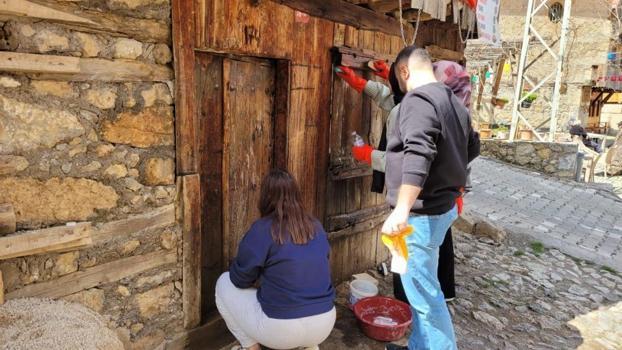 Kemaliye’nin tarihi zırhı akademisyenlere emanet! UNESCO yolundaki 'Saklı Cennet'te büyük seferberlik: Ahşap ve metal dokular tek tek temizleniyor!