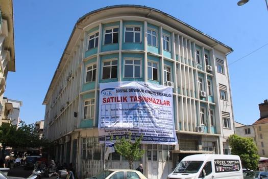 Aydın şehir merkezinde ilginç görüntü: SGK binasını ilan panosu yaptılar!